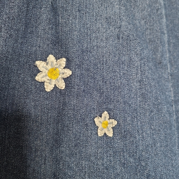 Alfred Dunner Lazy Daisy Embroidered Pull-On Denim Capri Pant Medium Indigo NEW - Picture 4 of 10